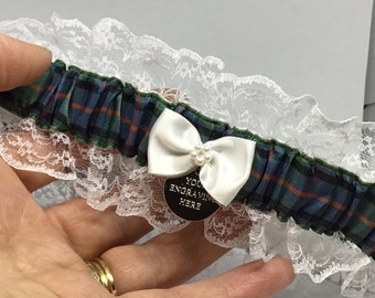 Bloem van Schotland tartan kousenband, bruidsaccessoire, huwelijkscadeau. Gepersonaliseerd met gravure. Afgezet in wit, ivoor of Lt ivoor (bruids)