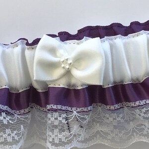 Jarretière de mariage personnalisée en satin violet : noeud ivoire, cadeau de mariée fait main