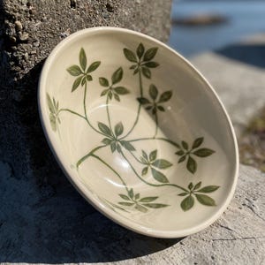 Bol en poterie en forme de feuille peint à la main