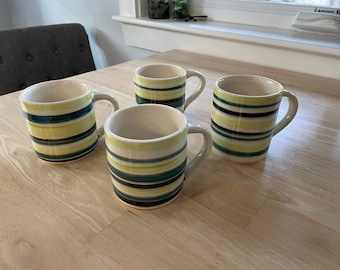 Juego de 4 tazas de cerámica torneadas a mano. Rayas azules y verdes.