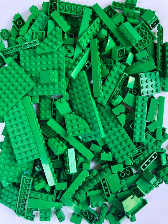 100 pièces LEGO en vrac, triées par couleurs, pièces et pièces lego vertes.