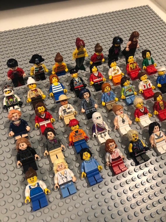 Photo libre de droit de Lego Femme Daffaires Minifigure À Main