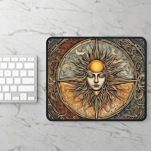 Mystieke zonnegodin-muismat: etherisch gamer-bureaudecor
