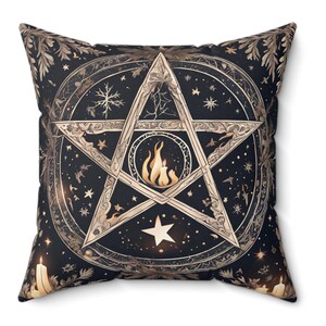 Può includere: Un cuscino nero e oro con un design a pentagramma. Il pentagramma è circondato da un cerchio con stelle, foglie e altri simboli. Il cuscino è perfetto per aggiungere un tocco di magia alla tua decorazione domestica.