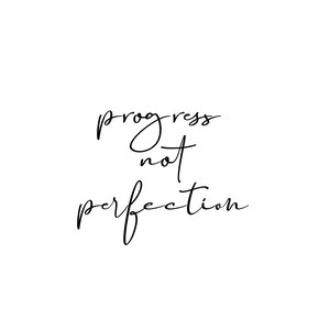 以下が含まれることがあります： 「progress not perfection」と書いてある白黒の書道文字です。