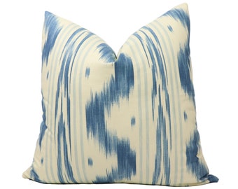 Funda de almohada Toile de Nantes de Pierre Frey en Bleu ancien F1977001 - EN AMBOS LADOS // Funda de almohada de diseño // Almohada de alta gama con borde afilado