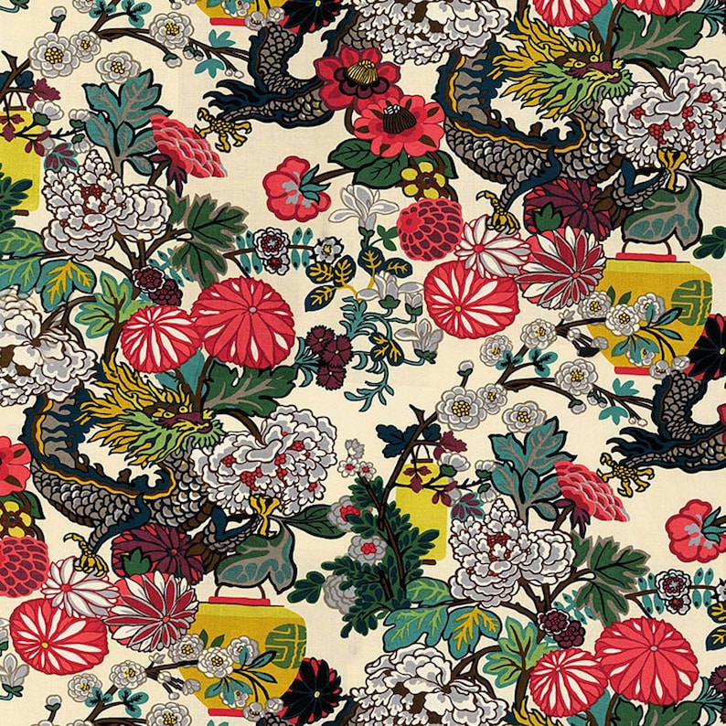 K&ouml;nnte beinhalten: Ein farbenfrohes Stoffmuster mit einem sich wiederholenden Design aus Drachen, Blumen und Laternen. Der Hintergrund ist hellcremefarben. Die Drachen sind gr&uuml;n, gelb und grau. Die Blumen sind rot, rosa, wei&szlig; und lila. Die Laternen sind gelb.