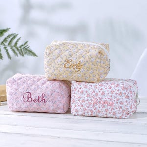 Personalisierte Blumen Make-up Tasche, handgefertigte gesteppte Kosmetiktasche, gesticktes Geschenk für sie, Brautjungfer Geschenk, Reise-Make-up-Tasche, Kulturtasche