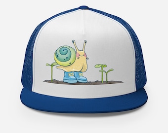 Escargot avec des chaussures sur une casquette de camionneur