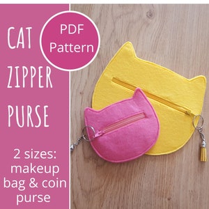 Puede incluir: Patrón PDF para una cartera con cremallera en forma de gato. El patrón incluye dos tamaños: una bolsa de maquillaje y una cartera de monedas. La imagen muestra una bolsa de maquillaje de fieltro amarillo y una cartera de monedas de fieltro rosa.