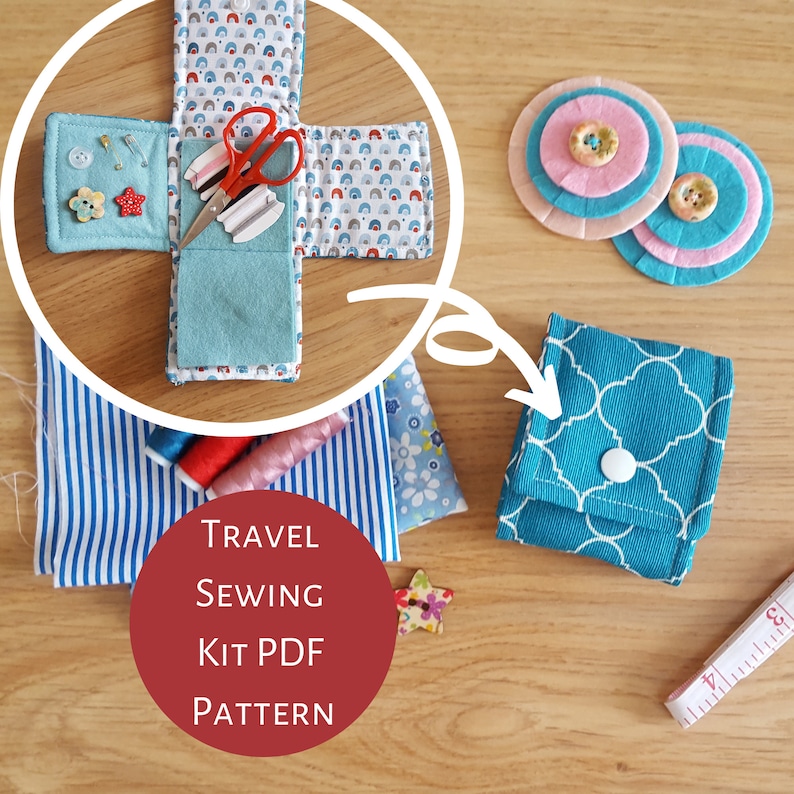 Op de afbeelding: Een blauwe en witte reisset voor naaiwerk met een rode en witte stof met patroon. De set is open en laat de verschillende vakken zien voor naalden, garen en andere naai benodigdheden. De tekst "TRAVEL SEWING KIT PDF PATTERN" staat op een rode cirkel.