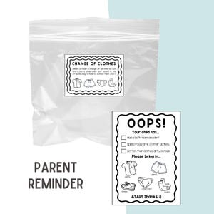 Pode incluir: Um saco plástico transparente com um rótulo de lembrete para os pais. O rótulo diz "TROCA DE ROUPA" e "OPS!" com ilustrações de peças de roupa. O texto no rótulo inclui um pedido de troca de roupa.