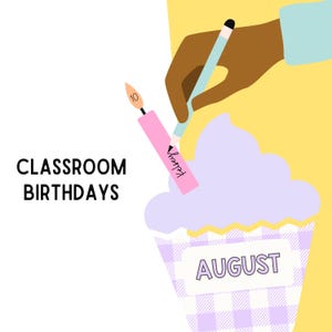 Peut inclure: Illustration pour les anniversaires en classe. Une main tient un stylo bleu clair au-dessus d'un cupcake avec une bougie rose. La bougie a une flamme et le chiffre 10. Le cupcake a un dessus violet et un fond à carreaux avec le mot "Août". Les mots "Anniversaires en classe" sont à gauche.