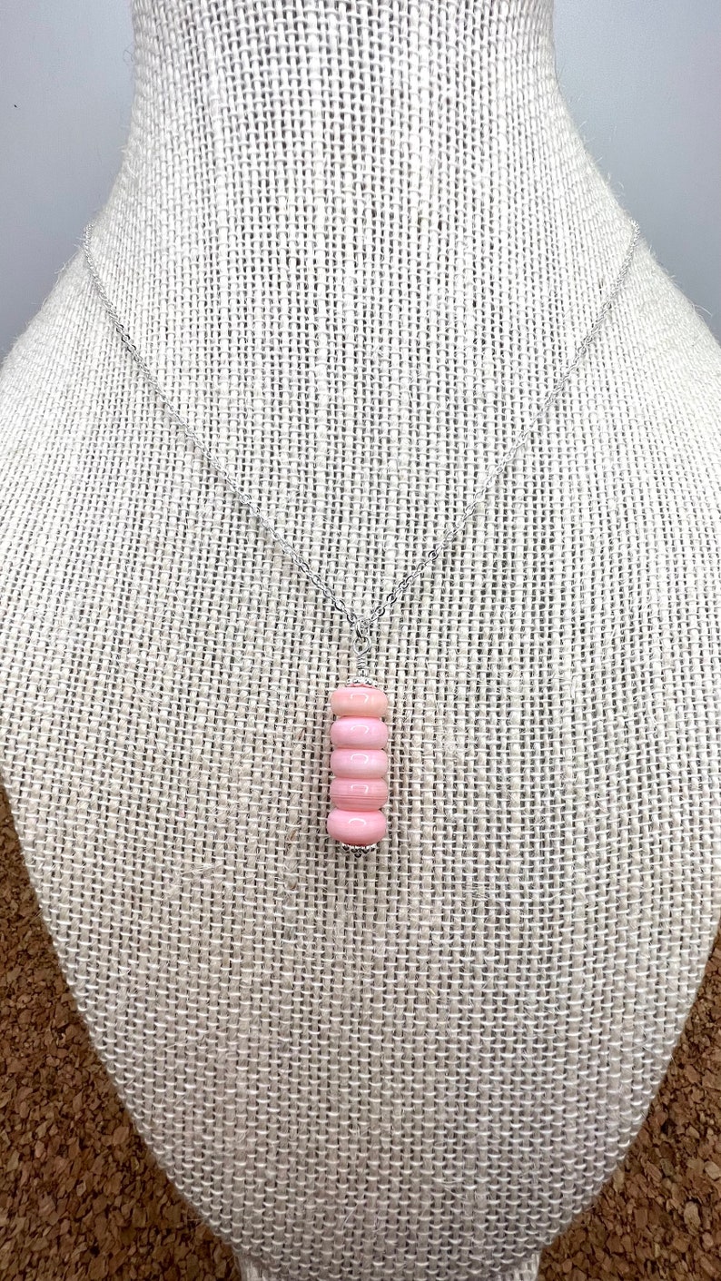 Pink Queen Conch Shell Beaded Bar Necklace in Silver or Gold, Tropical Beach Necklace, Handmade Jewelry for Women, Gift for Her Bild 4