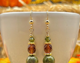 Perles vertes Unakite, perles à facettes brunes, avec cristaux Swarovski verts sur boucles d’oreilles Gold Dangle, boucles d’oreilles d’automne, bijoux terreux, cadeau pour elle