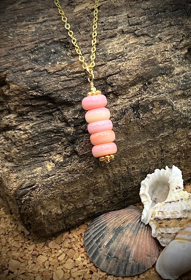 Pink Queen Conch Shell Beaded Bar Necklace in Silver or Gold, Tropical Beach Necklace, Handmade Jewelry for Women, Gift for Her Bild 1
