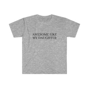 Camisa divertida para papá / Regalo del día del padre / Regalo para papá / Impresionante como mi hija - Camiseta Softstyle