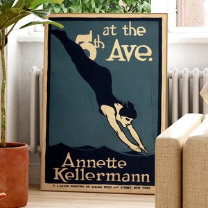 Op de afbeelding: Vintage poster die reclame maakt voor Annette Kellermann die optreedt in de 5th Ave. De poster toont een vrouw in een zwart badpak die in een waterpartij duikt. De tekst op de poster luidt "at the 5th Ave. Annette Kellermann T. J. HAYES PRINTING CO 343-344 WEST 41 STREET, NEW YORK".