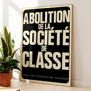 Puede incluir: Un póster en blanco y negro con el texto "Abolition de la Société de Classe" en una fuente en negrita sin serifas. El texto está en francés y se traduce como "Abolición de la sociedad de clases". Debajo del texto hay una línea de texto más pequeña que dice "Conseil pour le maintien des occupations".