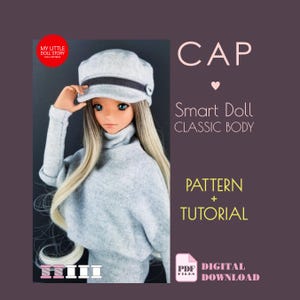 Op de afbeelding: Een pop met een grijze pet met een donkergrijze band en knoopdetail, gecombineerd met een bijpassende coltrui. De afbeelding bevat de tekst "CAP", "Smart Doll CLASSIC BODY", "PATTERN + TUTORIAL" en "DIGITAL DOWNLOAD".