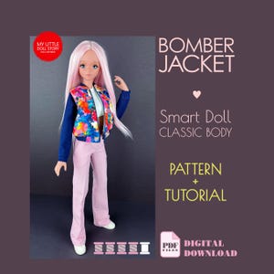 Puede incluir: Una muñeca con una chaqueta bomber azul y floral, una camiseta blanca y pantalones rosas. La imagen incluye el texto "BOMBER JACKET", "Smart Doll CLASSIC BODY", "PATTERN + TUTORIAL" y "PDF DIGITAL DOWNLOAD".