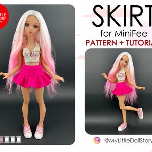 Op de afbeelding: Een roze rok met een gerimpelde zoom, ontworpen voor een MiniFee pop. De rok wordt getoond op een pop met roze en wit haar, die een bloemetjes top en roze sneakers draagt. De afbeelding bevat de tekst "SKIRT for MiniFee PATTERN + TUTORIAL" en "@MyLittleDollStory".