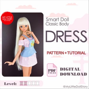 Può includere: Un modello e un tutorial di download digitale per un abito rosa e blu per un corpo Smart Doll Classic. Il modello è etichettato come Livello: III, che indica un livello di abilità intermedio. L'immagine mostra una bambola che indossa l'abito finito.