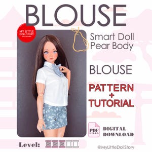 Puede incluir: Una muñeca con una blusa blanca con un lazo azul claro y una falda vaquera con estampado floral. La imagen incluye el texto "BLOUSE", "PATTERN + TUTORIAL" y "DIGITAL DOWNLOAD". El nivel se indica con tres carretes de hilo.