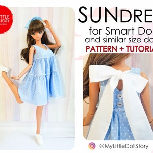 Op de afbeelding: Een blauwe zomerjurk met witte stippen en een witte strik op de rug. De jurk is geschikt voor Smart Dolls en poppen van vergelijkbare grootte. De afbeelding bevat de tekst "SUNDRESS for Smart Doll and similar size dolls PATTERN + TUTORIAL" en "@MyLittleDollStory".
