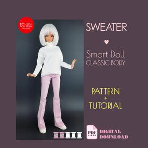 Könnte beinhalten: Eine Puppe trägt einen weißen Rollkragenpullover und eine hellrosa Hose. Die Puppe hat weißes Haar und steht vor einem dunklen Hintergrund. Der Text auf dem Bild lautet "SWEATER", "Smart Doll CLASSIC BODY", "PATTERN + TUTORIAL" und "DIGITAL DOWNLOAD".