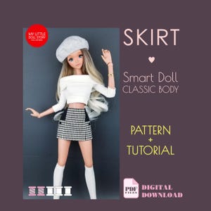 Puede incluir: Una muñeca con un top blanco con hombros descubiertos, una falda de pata de gallo en blanco y negro y una boina blanca. La imagen incluye texto que dice "SKIRT", "Smart Doll CLASSIC BODY", "PATTERN + TUTORIAL" y "DIGITAL DOWNLOAD".