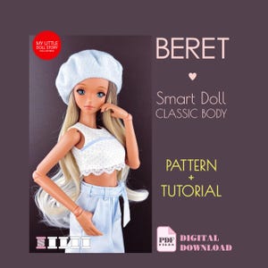 Op de afbeelding: Een Smart Doll met een lichtblauwe baret, een witte crop top met kanten rand en een lichtblauwe broek. De afbeelding bevat de tekst "BERET", "Smart Doll CLASSIC BODY", "PATTERN + TUTORIAL" en "DIGITAL DOWNLOAD".
