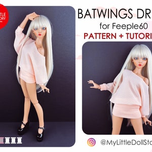 以下が含まれることがあります： 薄いピンク色のバットウィングドレス、ショートパンツ、黒い靴を履いた人形。 ドレスはオフショルダーのデザインです。 「BATWINGS DRESS for Feeple60 PATTERN + TUTORIAL」というテキストが表示されています。 人形は長い白髪です。