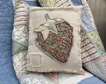 Vintage Strawberry Quilt Pillow / Vintage quilt pillow / Farmhouse Summer Decor / Vintage Fabric Appliqué