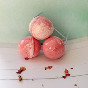 Bomba de baño de batido de fresa/ Bomba de baño natural / Bombas de baño/ Regalo de spa para ella/ Aceites esenciales perfumados / Regalo de cumpleaños/