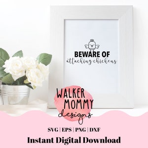 Puede incluir: Un marco blanco con una ilustración en blanco y negro de un pollo con el texto "BEWARE OF attacking chickens". Debajo del marco hay un círculo de acuarela rosa con el texto "WALKER MOMMY designs" en negro. El texto "SVG | EPS | PNG | DXF Descarga digital instantánea" está debajo del círculo.