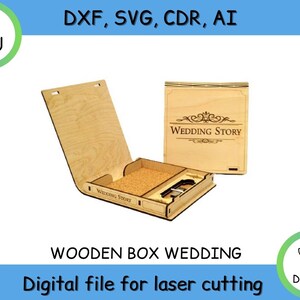 以下が含まれることがあります： 「Wedding Story」の文字と装飾的なデザインがレーザーカットされた、ヒンジ付きの蓋が付いた木製の箱。箱が開いており、コルク張りの内部とUSBドライブ用の小さなスロットが見える。