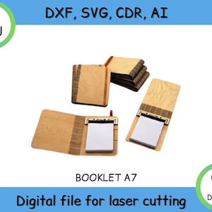 Pode incluir: Um livreto de madeira com um inserto de papel branco. O livreto está fechado e tem um design listrado marrom e branco. O livreto é rotulado como "BOOKLET A7" e "Arquivo digital para corte a laser".