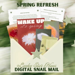 Op de afbeelding: Een gebroken witte envelop gevuld met kleurrijke kaarten en papieren, met de tekst "WAKE UP it's spring" en "SPRING REFRESH". De envelop is versierd met ster-vormige versieringen en de tekst "Lucky Star Haus DIGITAL SNAIL MAIL".