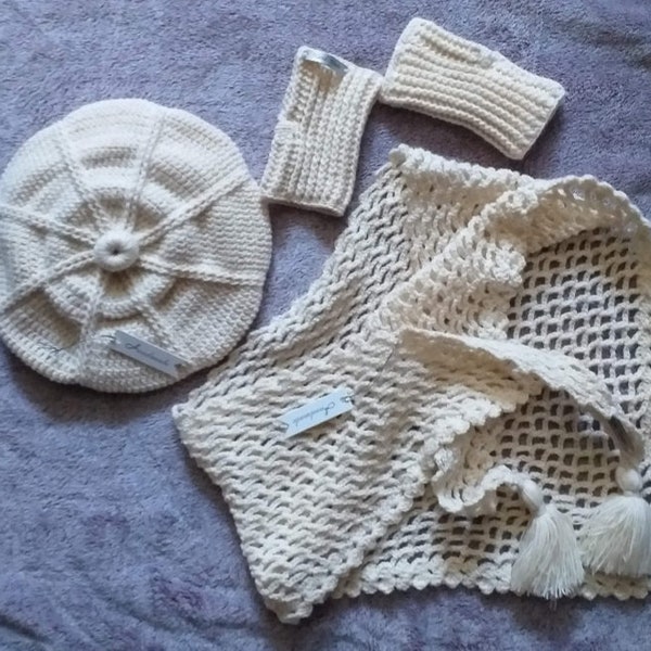 Ensemble béret, châle et mitaines au crochet. Fait à la main. Femme. Fait main. Femme d'hiver.