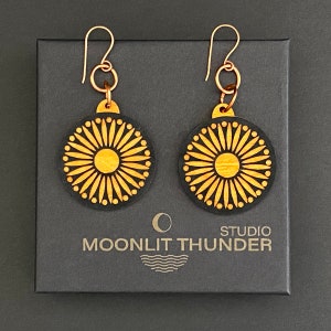 Belles boucles d’oreilles rondes découpées au laser
