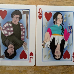 Pegatinas impermeables de vinilo de Yellowjackets Mari Travis Javi Queen and Jack of Hearts Playing Card Collectors Heart Necklace Wilderness Chorus