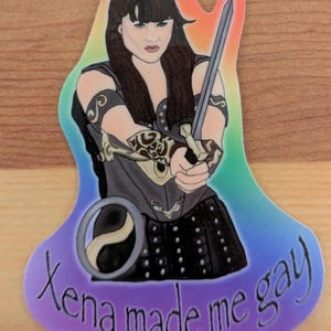 Xena Kriegerin Prinzessin Lucy Lawless Xena Made Me Gay glänzend Regenbogen Pride Vinyl wasserfester Aufkleber 90er Jahre Fantasy TV Serie lustiges Geschenk