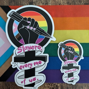 Peut inclure: Deux autocollants avec un poing noir tenant un crayon, un drapeau arc-en-ciel et le texte "Slayers, every one of us." Le plus grand autocollant a une croix blanche avec une bannière autour. Le plus petit autocollant a une croix blanche avec une bannière autour.
