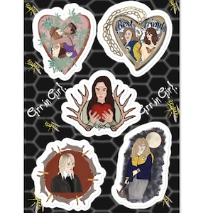 Foglio di adesivi con i personaggi adolescenti degli Yellowjackets: Lottie, Shauna e Jackie, Van, Tai, Misty, Natalie, la regina delle corna, natura selvaggia, fan art horror