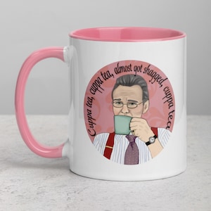 Puede incluir: Taza de cerámica blanca con interior y asa rosas. La taza presenta un gráfico circular de un hombre bebiendo de una taza turquesa, con el texto "Cuppa tea, cuppa tea, almost got shagged, cuppa tea" alrededor de la imagen.