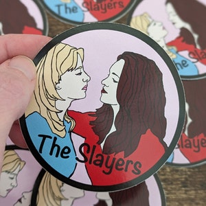 Sticker Buffy contre les vampires Buffy Summers et Faith Lehane : queer Buffyverse Fandom Girl Gang, bad girls, tv girl power des années 90