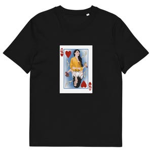 Camiseta Yellowjackets Lottie The Wilderness ha elegido la reina de corazones. Carta de juego. Algodón orgánico unisex, reina de astas, fan de la serie de televisión de terror.