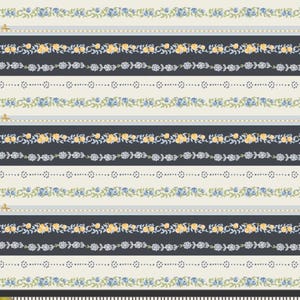 Op de afbeelding: Een witte stof met een herhalend patroon van blauwe en gele bloemenontwerpen. De stof heeft een zwarte streep met een witte gestippelde lijn en een gele streep met een blauwe gestippelde lijn. Een liniaal is opgenomen in de afbeelding met metingen in inches.
