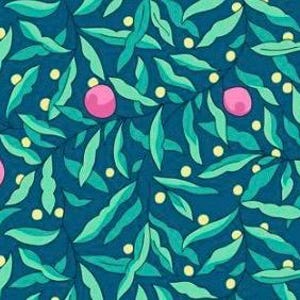 Puede incluir: Un patrón repetitivo de hojas estilizadas y fruta rosa sobre un fondo azul oscuro. Las hojas son de varios tonos de verde, y pequeños puntos amarillos están dispersos por todo el diseño. La estética general recuerda a una ilustración botánica.